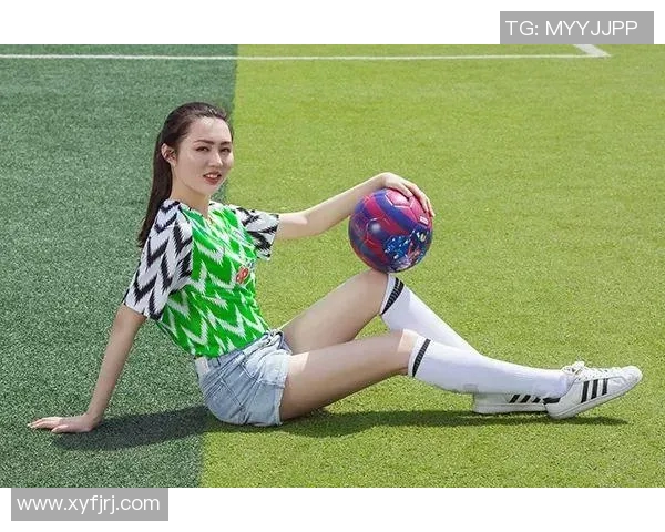 性感足球宝贝展现魅力风采引领球迷热潮的完美结合